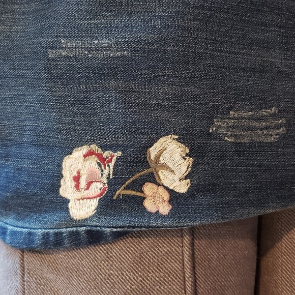 Chico SO Blue Cropped Jeans with Red Floral Embroidery Chico size 1 = size 8 - Picture 4 of 8